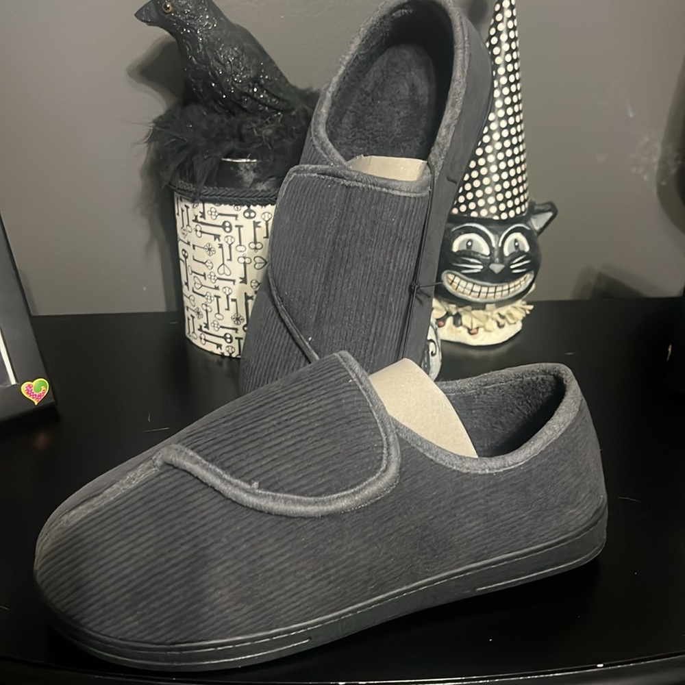 New, men’s Velcro, for adjusting, house shoes. Never
Been worn. Men’s size 10.